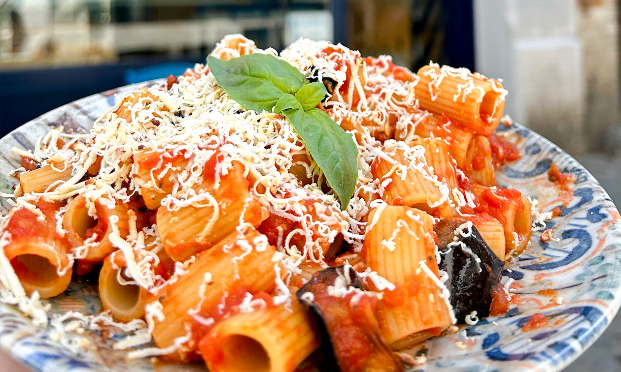 Assettiti e Mangia