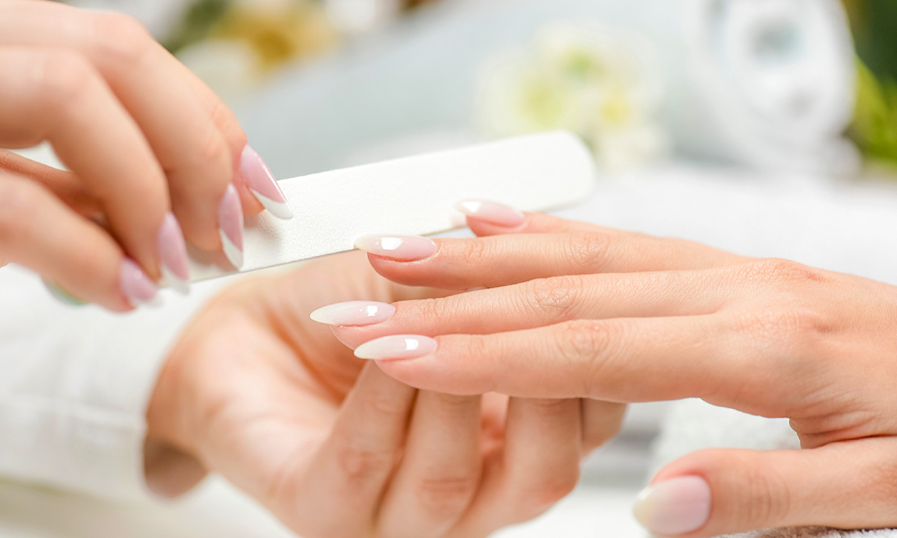 Manicurebehandeling met gellak, gelpolish en/of BIAB Manicurebehandeling met gellak, gelpolish en/of BIAB