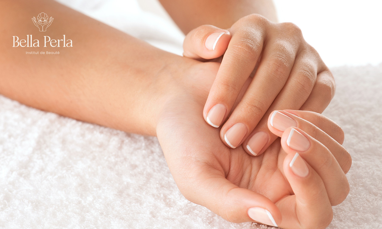 Manucure russe + BIAB ou vernis semi-permanent ou extensions de cils volume 3D à Namur