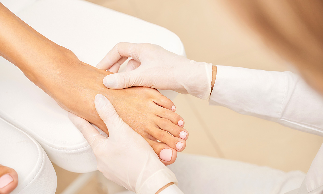 Pedicurebehandeling + voetmassage + gellak of BIAB (60 min)