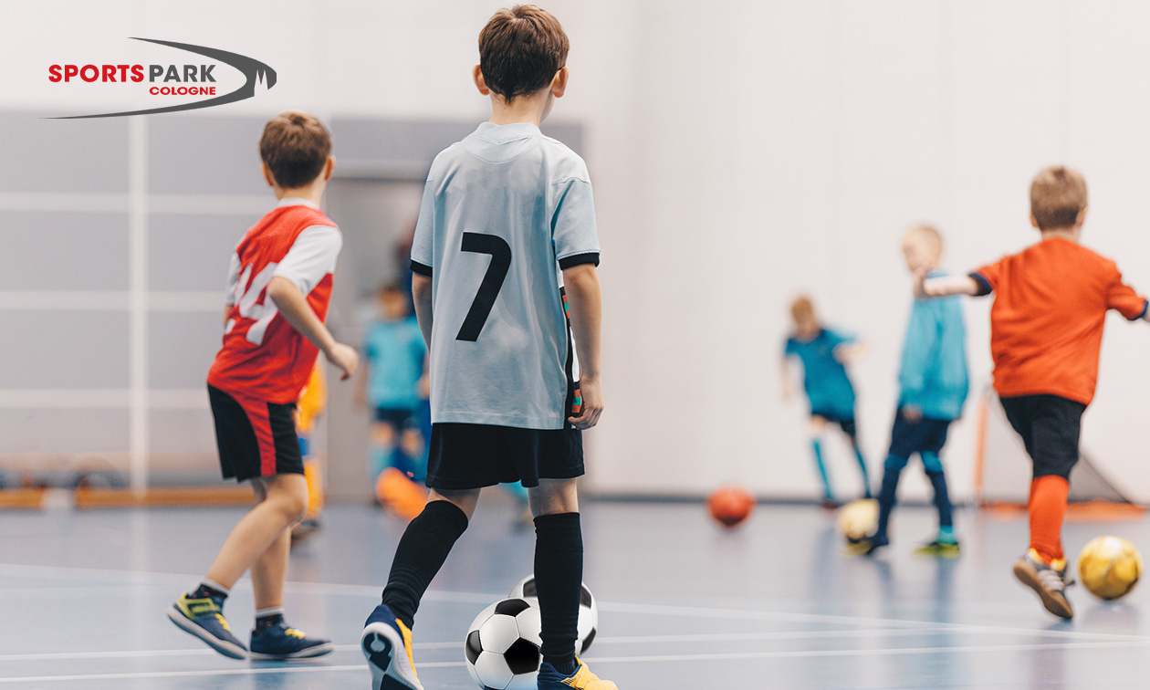 Indoor- oder Outdoor-Fußball (60 Min.) in Köln