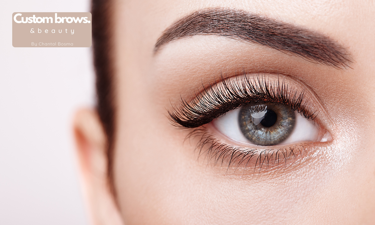 Wenkbrauw- of wimperbehandeling naar keuze