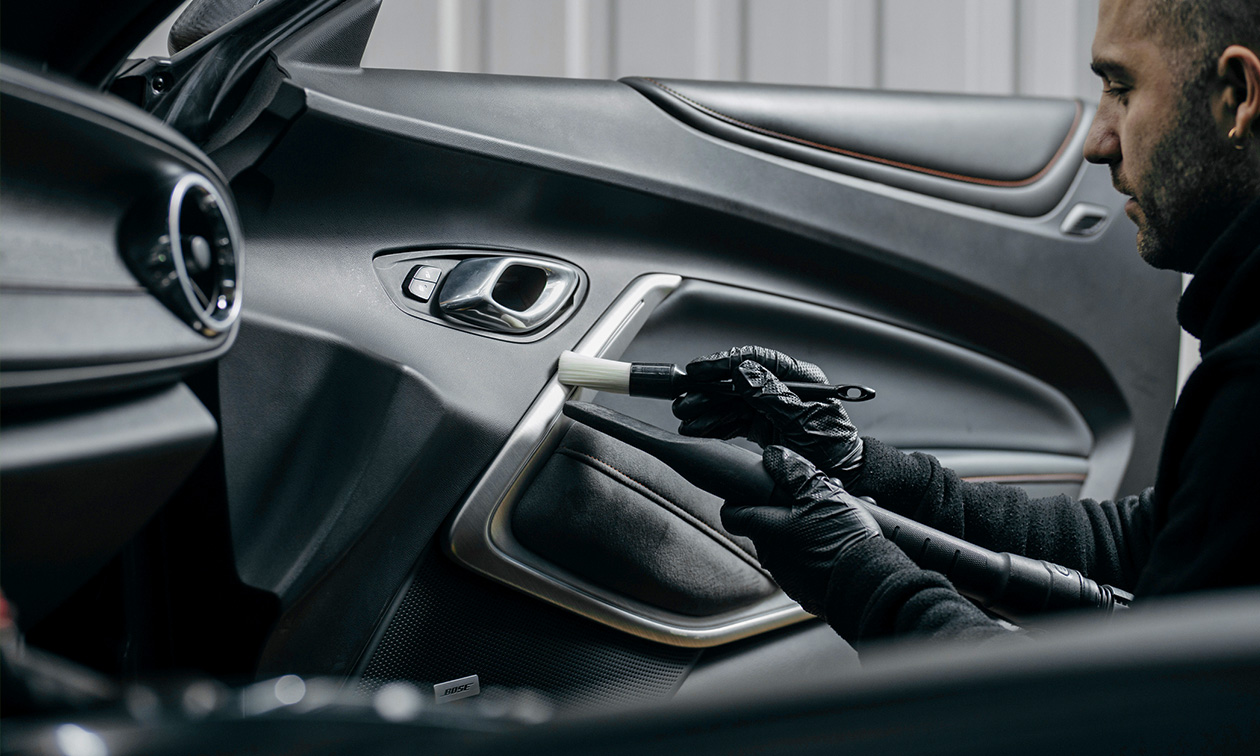 Premium interieurreiniging + evt. Smart Repair-pakket of lakverzorging