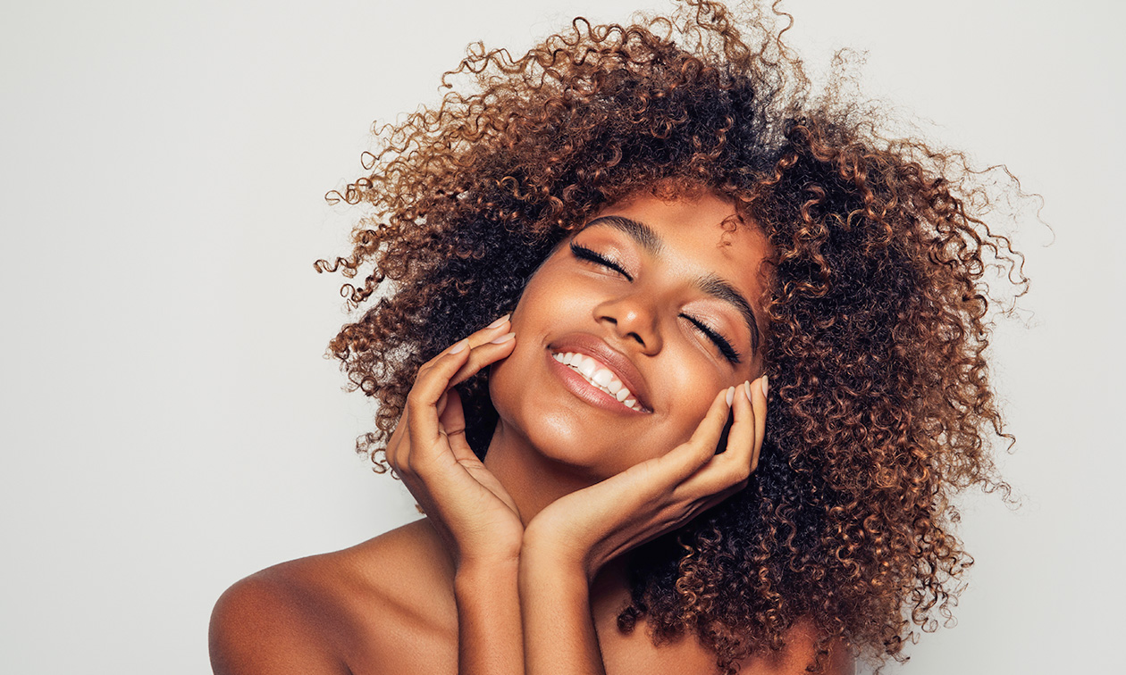 Gezichtsbehandeling of permanente make-up voor de wenkbrauwen