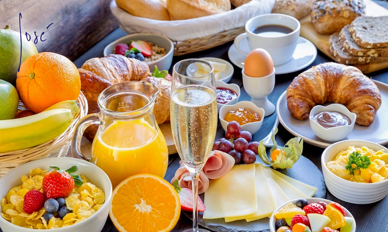 Uitgebreid ontbijtbuffet + glas cava bij Hôtel José