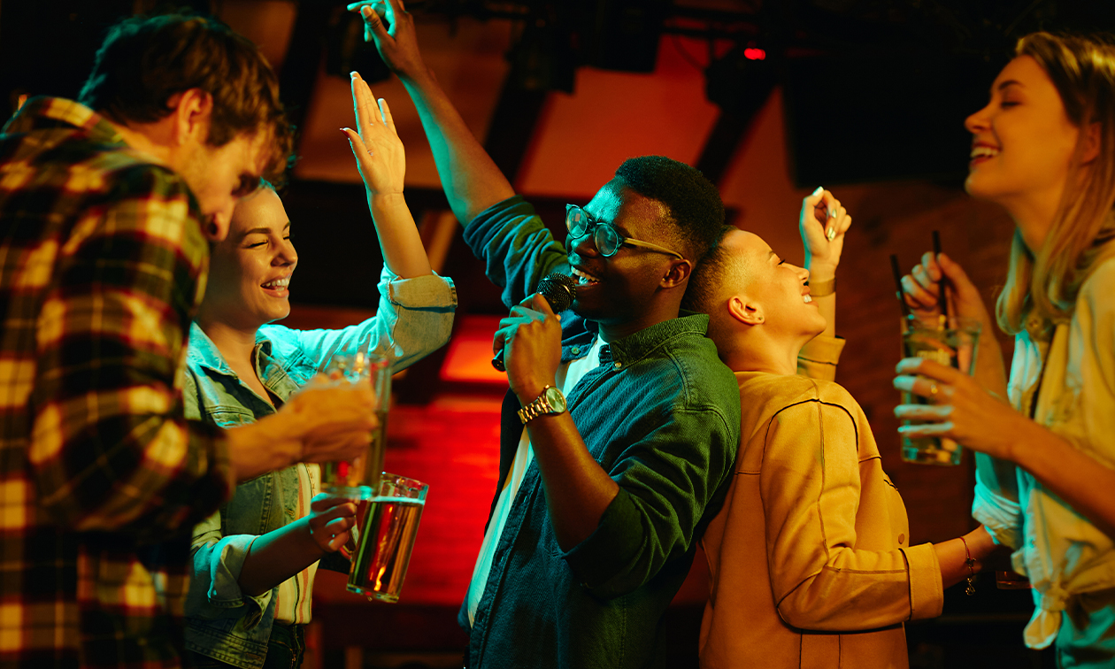 Privé-karaokekamer (1 uur) + 1 drankje + bitterballen bij House of Billiards