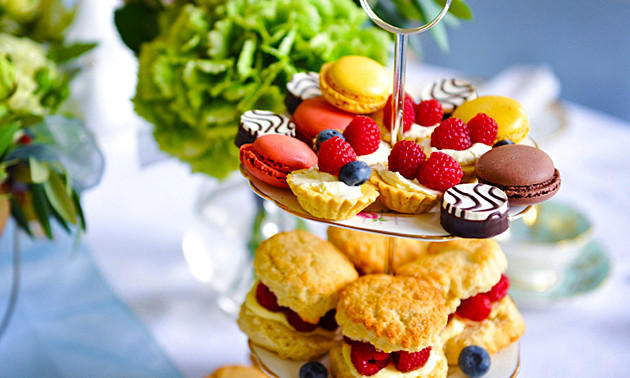 Luxe high tea + glas bubbels