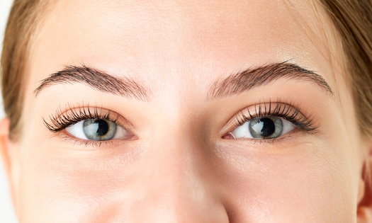Rehaussement des cils + coloration (60 min) près de Charleroi