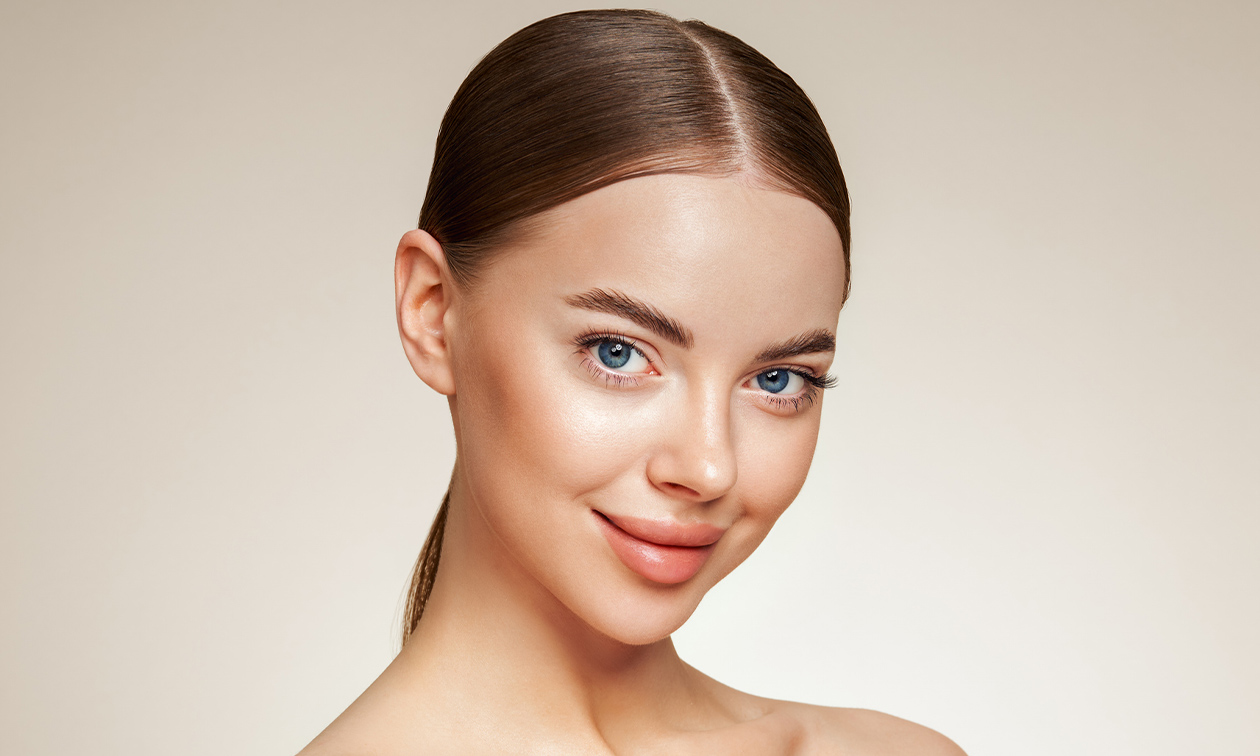 Wimperextensions one-by-one of Russian volume