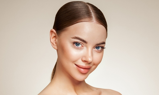 Wimperextensions one-by-one of Russian volume