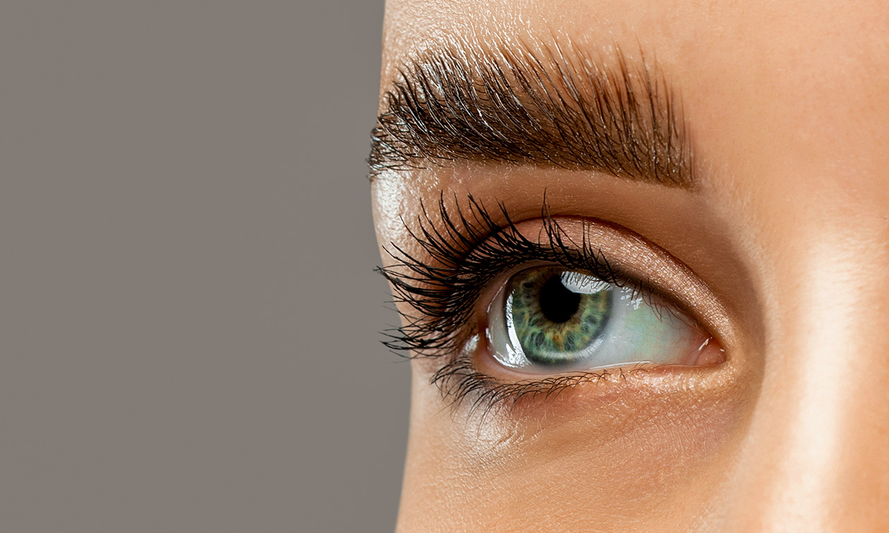Wimper- of wenkbrauwbehandeling naar keuze