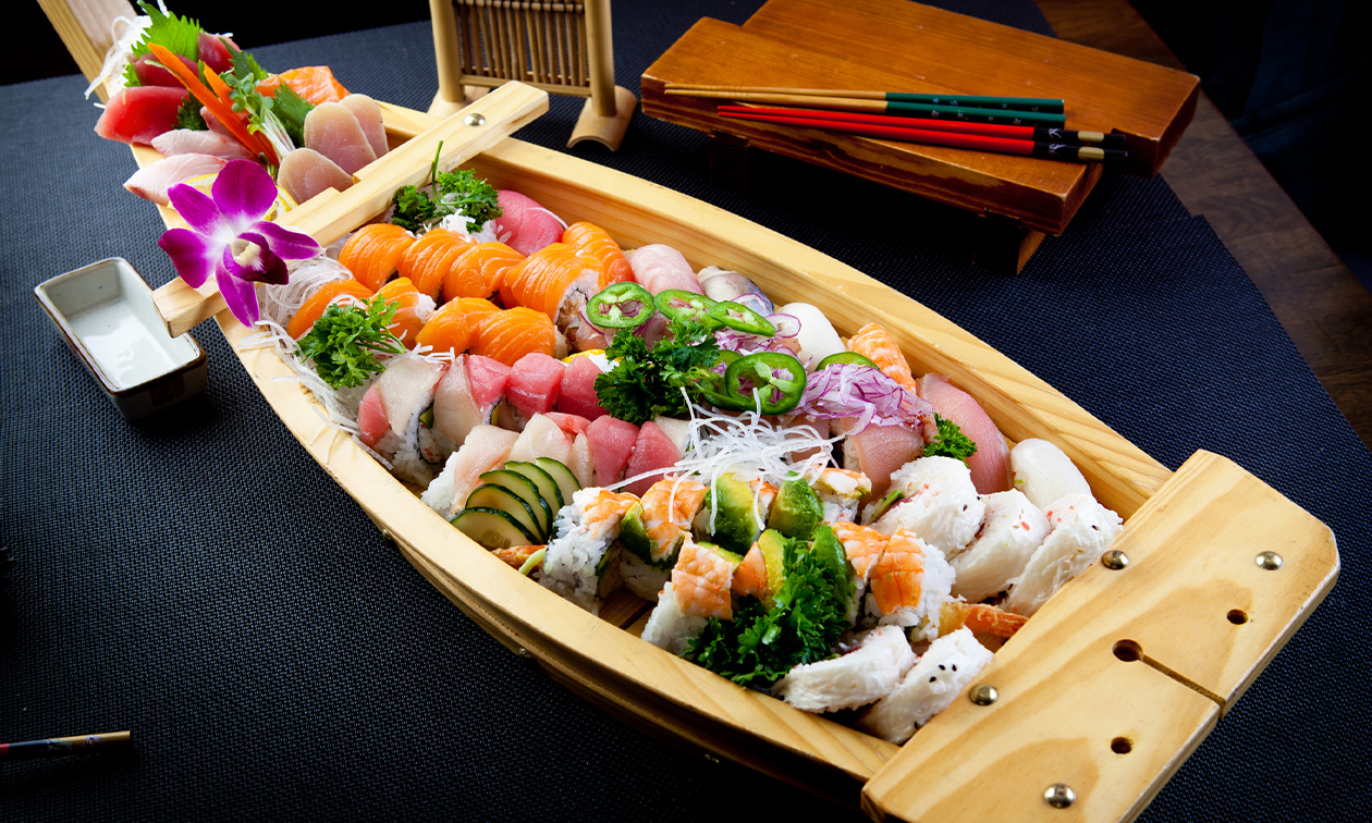 Sushiboot voor 1 of 2 personen (25 of 50 stuks) + 2 loempia's voor afhaal
