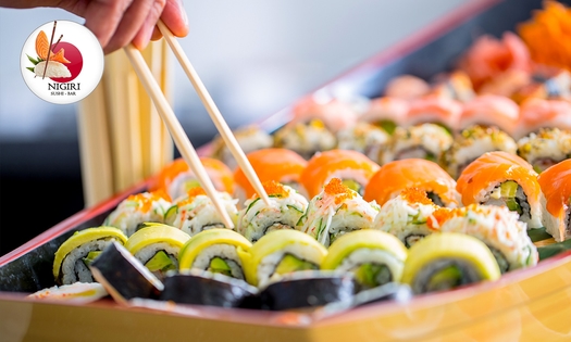 Luxe sushiboot (50 stuks) + zeewiersalade voor afhaal bij Nigiri Sushi Merksem