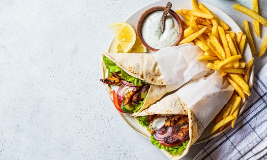 Broodje döner of kapsalon naar keuze + blikje frisdrank