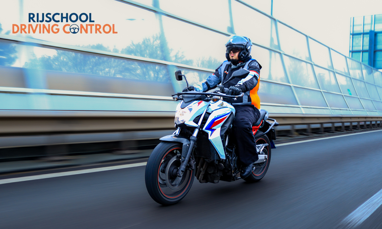 5 of 10 motorrijlessen + examens