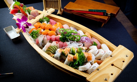Sushiboot (50 stuks) voor 2 personen + 5 vegetarische miniloempia's voor dine-in