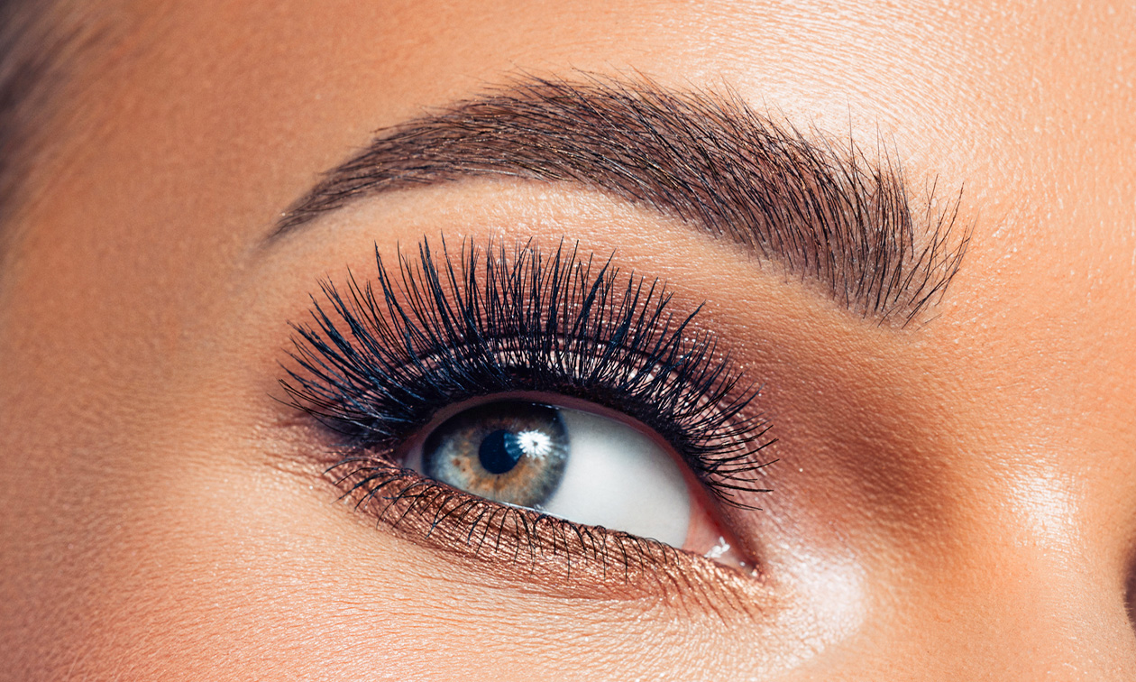 Wimper- of wenkbrauwbehandeling naar keuze