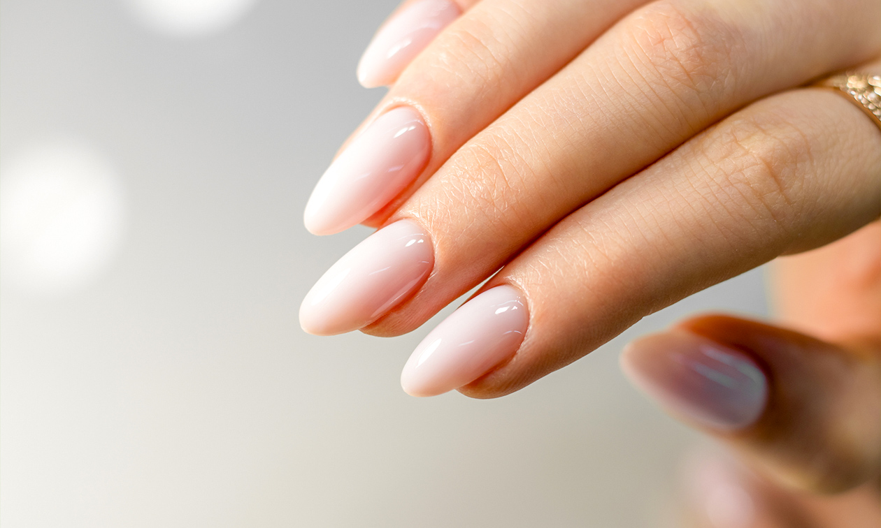 BIAB-behandeling naar keuze + mini-manicurebehandeling + evt. pigment of glitter